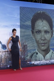 Halle Berry attends the premiere of Cloud Atlas in Berlin 5.11.2012_162.jpg