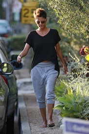Halle Berry goes to vote for the 2012 presidential election in Los Angeles 6.11.2012_01.jpg