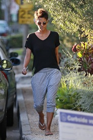 Halle Berry goes to vote for the 2012 presidential election in Los Angeles 6.11.2012_02.jpg