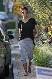 Halle Berry goes to vote for the 2012 presidential election in Los Angeles 6.11.2012_03.jpg