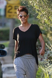 Halle Berry goes to vote for the 2012 presidential election in Los Angeles 6.11.2012_04.jpg