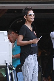 Halle Berry goes to vote for the 2012 presidential election in Los Angeles 6.11.2012_06.jpg