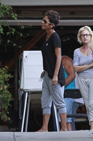 Halle Berry goes to vote for the 2012 presidential election in Los Angeles 6.11.2012_07.jpg