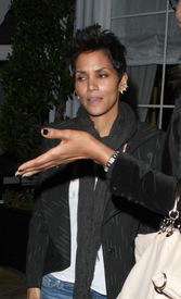 Halle Berry leaves Osteria Drago in West Hollywood 8.11.2012_01.jpg