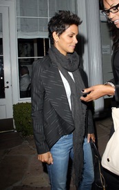 Halle Berry leaves Osteria Drago in West Hollywood 8.11.2012_02.jpg