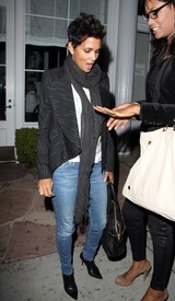 Halle Berry leaves Osteria Drago in West Hollywood 8.11.2012_08.jpg