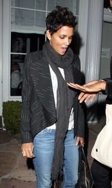 Halle Berry leaves Osteria Drago in West Hollywood 8.11.2012_10.jpg