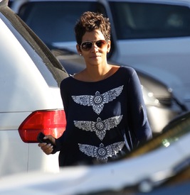 Halle Berry taking her daughter from school 20.11.2012_01.jpg