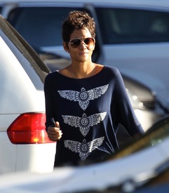 Halle Berry taking her daughter from school 20.11.2012_02.jpg