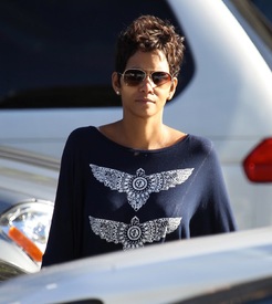 Halle Berry taking her daughter from school 20.11.2012_04.jpg