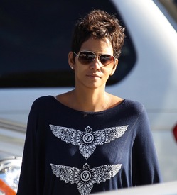 Halle Berry taking her daughter from school 20.11.2012_05.jpg