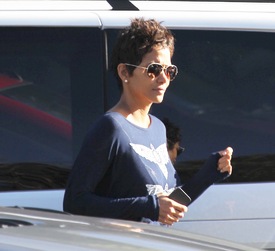 Halle Berry taking her daughter from school 20.11.2012_07.jpg