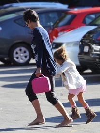 Halle Berry taking her daughter from school 20.11.2012_31.jpg