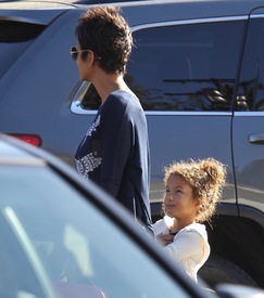 Halle Berry taking her daughter from school 20.11.2012_32.jpg