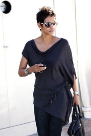 Halle Berry leaves Cafe Med in Los Angeles 20.11.2012_01.jpg