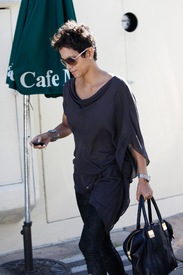 Halle Berry leaves Cafe Med in Los Angeles 20.11.2012_02.jpg