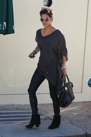 Halle Berry leaves Cafe Med in Los Angeles 20.11.2012_05.jpg