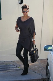 Halle Berry leaves Cafe Med in Los Angeles 20.11.2012_06.jpg