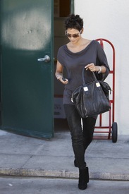 Halle Berry leaves Cafe Med in Los Angeles 20.11.2012_07.jpg