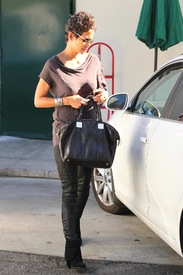 Halle Berry leaves Cafe Med in Los Angeles 20.11.2012_12.jpg