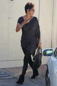 Halle Berry leaves Cafe Med in Los Angeles 20.11.2012_14.jpg