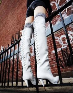 leg-up-by-bjarne-jonasson-for-interview-magazine-november-2013-2.jpg