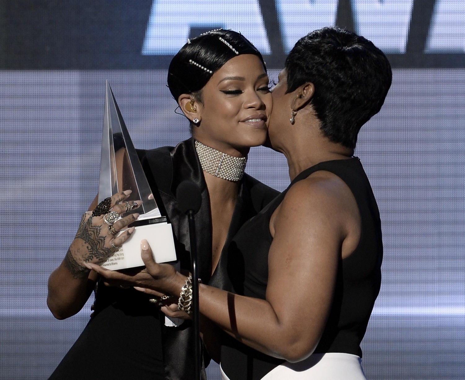 Рианна с мамой. Рианна дуэт. Rihanna kissed