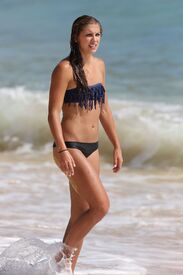 alex_morgan_and_sydney_leroux_in_bikinis_on_the_beach_in_hawaii_2.jpg