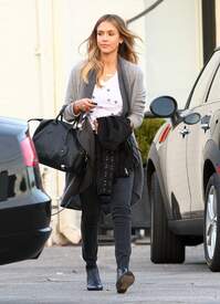Jessica Alba Spotted out in Santa Monica 15-11-2014 047.jpg