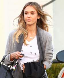 Jessica Alba Spotted out in Santa Monica 15-11-2014 048.jpg