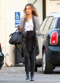 Jessica Alba Spotted out in Santa Monica 15-11-2014 053.jpg