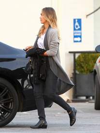 Jessica Alba Spotted out in Santa Monica 15-11-2014 057.jpg
