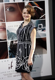 Joey-King-DGG-045910.jpg