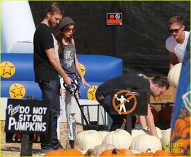 calvin-harris-aarika-wolf-pick-pumpkins-05.jpg