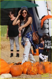 calvin-harris-aarika-wolf-pick-pumpkins-06.jpg