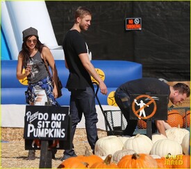 calvin-harris-aarika-wolf-pick-pumpkins-14.jpg