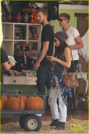 calvin-harris-aarika-wolf-pick-pumpkins-18.jpg