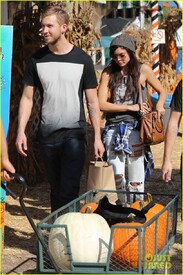 calvin-harris-aarika-wolf-pick-pumpkins-20.jpg