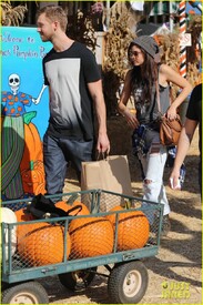 calvin-harris-aarika-wolf-pick-pumpkins-26.jpg