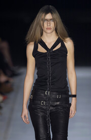 Ann Demeulemeester Spring 2003 bv43W5XJOyKx.jpg