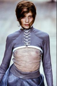 ALEXANDER-MCQUEEN-SPRING-1999-RTW-DETAIL-03-COLETTE-PECHEKHONOVA.jpg