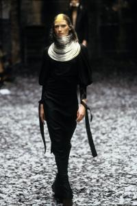 ALEXANDER-MCQUEEN-FALL-2000-RTW-49-NINA-HEIMLICH.jpg