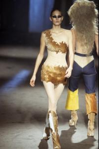 ALEXANDER-MCQUEEN-FALL-1997-RTW-52carrie salmon.jpg