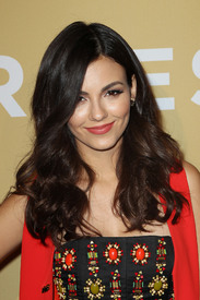 Victoria_Justice__2015-11-17_33.jpg