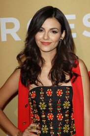 Victoria_Justice__2015-11-17_35.jpg