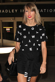 tswift131115BZNimage4.jpg