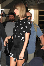 tswift131115BZNimage7.jpg