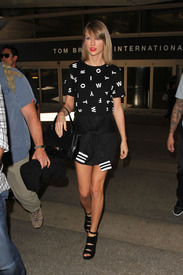 tswift131115BZNimage10.jpg