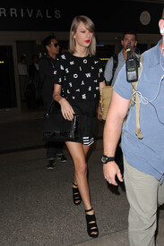 tswift131115BZNimage19.jpg