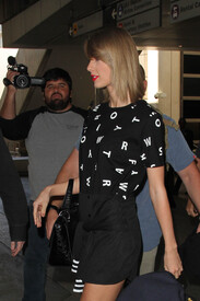 tswift131115BZNimage22.jpg